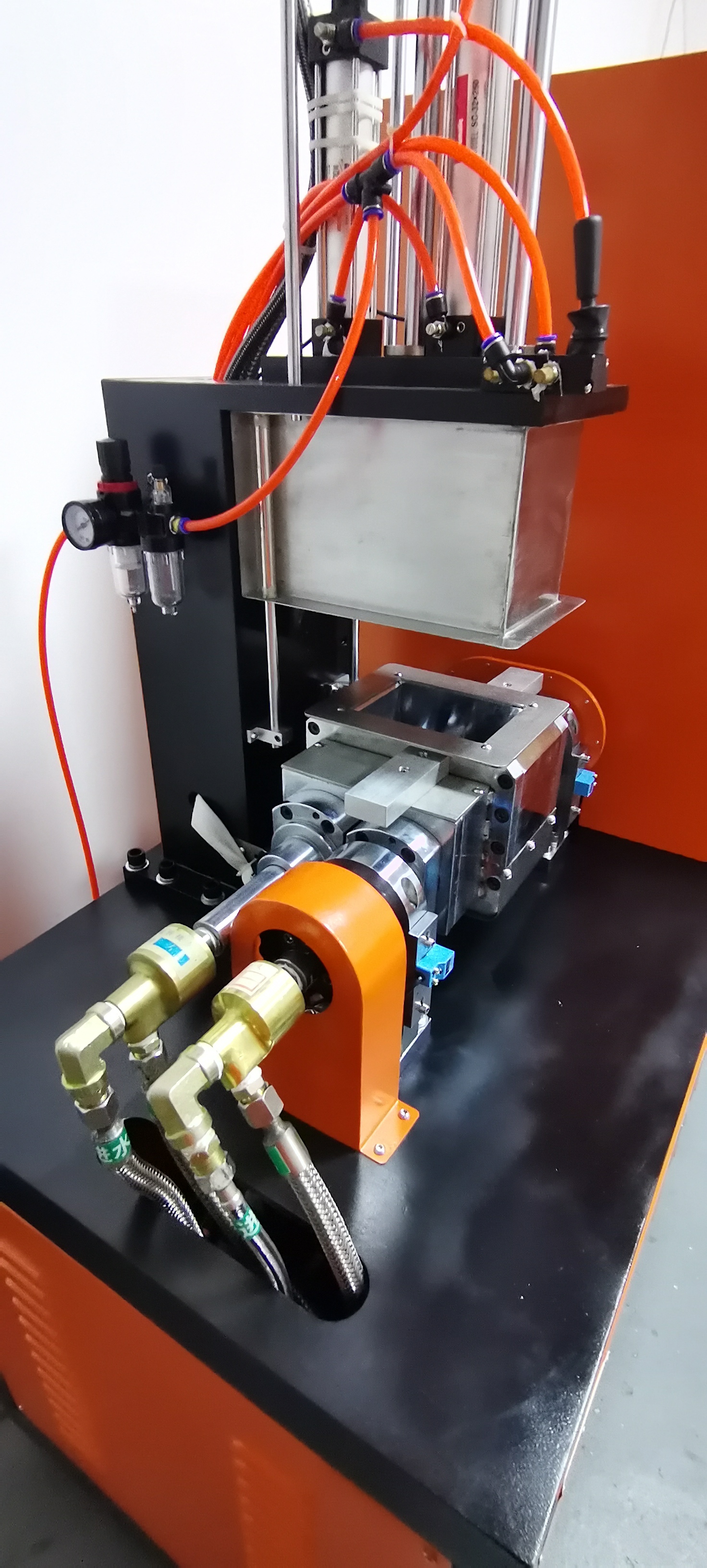 Display of internal mixing chamber
